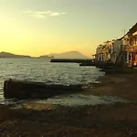 Captain's Boathouse, 別荘