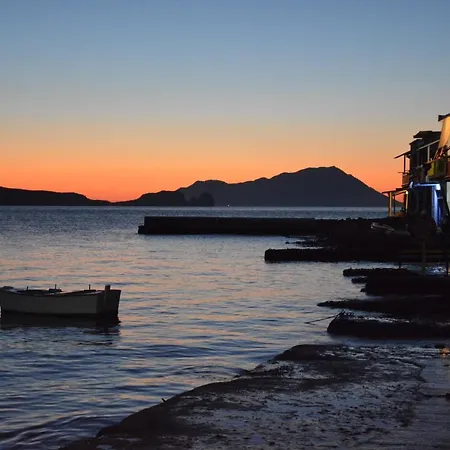 Captain's Boathouse, * Klima (Milos)