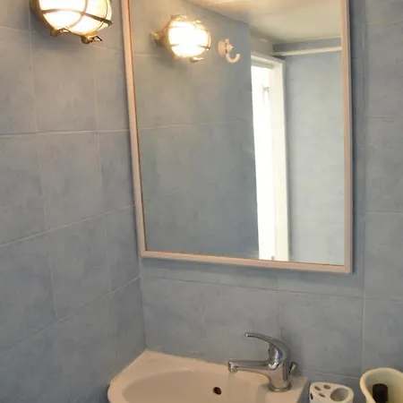 Captain's Boathouse,