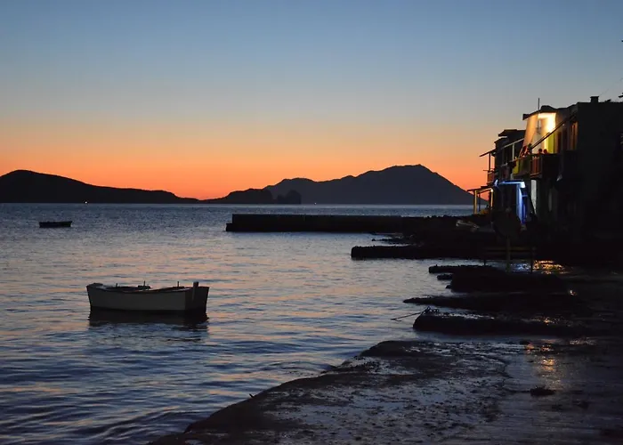Captain's Boathouse, * Klima (Milos)