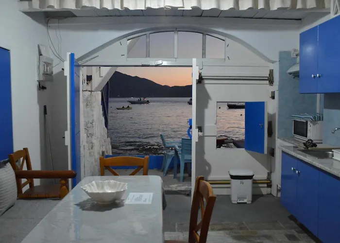 Captain's Boathouse,