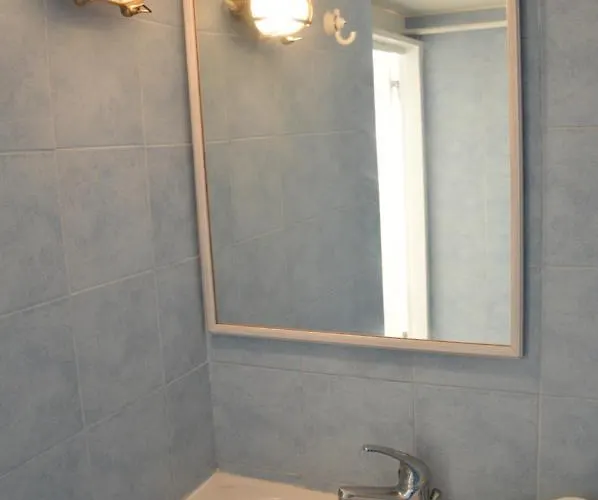 Captain's Boathouse,